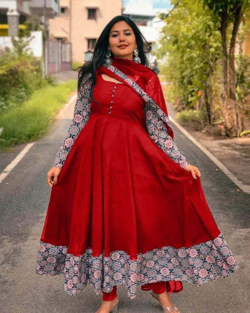 Women’s 2-Piece Linen Gown & Orna, Stylish Screen Print